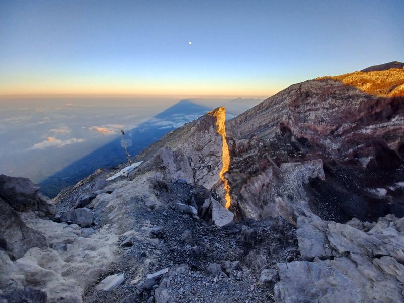 le-volcan-agung_26