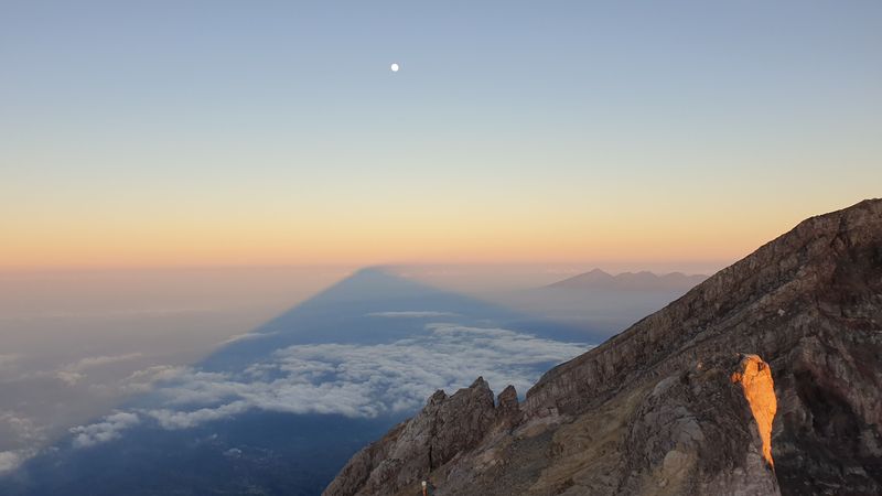 le-volcan-agung_23