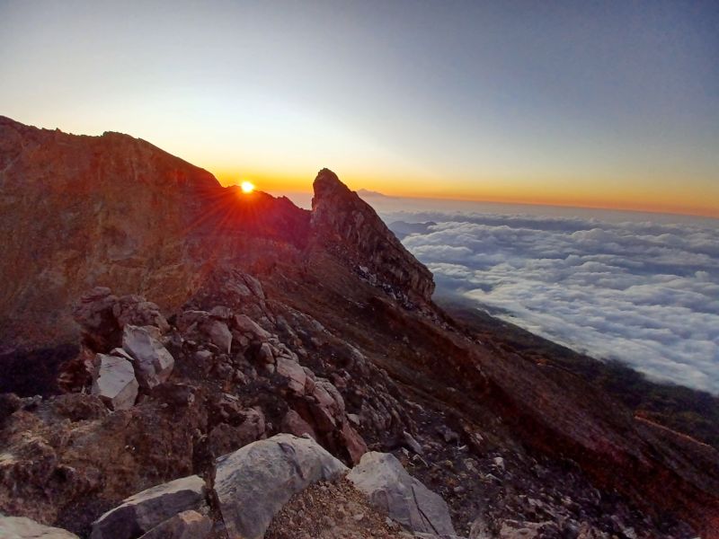 le-volcan-agung_12